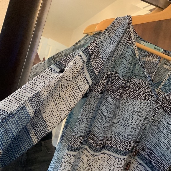 Maurices woman’s top size XS. Extra Small. Blue hues. Sheer. - Picture 4 of 7